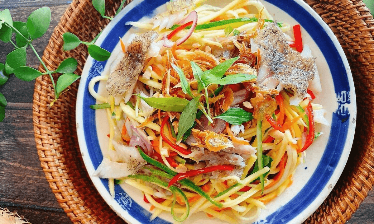 Gỏi xoài khô cá Sặc